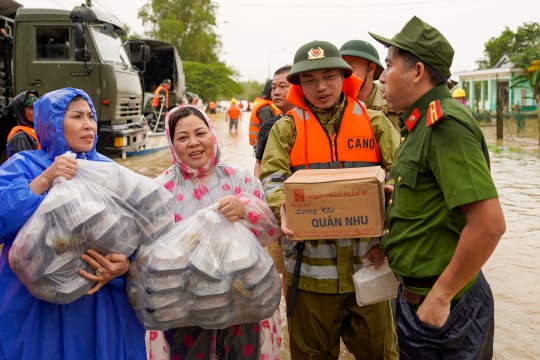 Đường sắt, hàng không vận chuyển miễn phí hàng hóa cứu trợ đến miền Trung