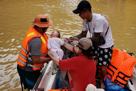 Cứu trợ lương thực, đưa bệnh nhân thoát khỏi vùng cô lập