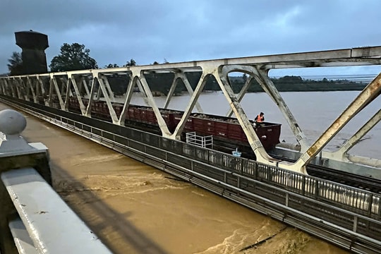 Di dời hai tàu chở đá khỏi cầu đường sắt ở Huế