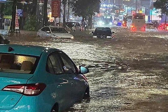 Phú Quốc ngập sâu sau trận mưa lớn nhất 25 năm