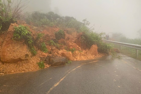 Đèo Đại Ninh sạt lở, đường nối Mũi Né - Đà Lạt ùn tắc