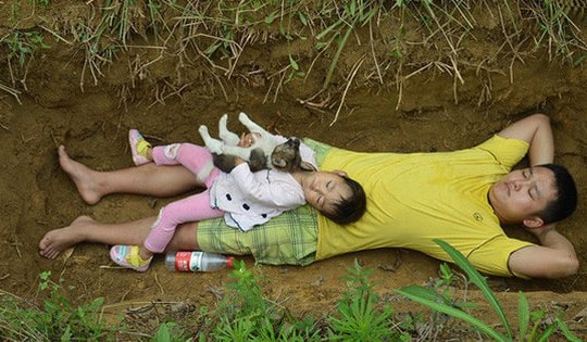 Cô bé từng được bố đào huyệt để "làm quen cái chết", 8 năm sau sống cuộc đời mới