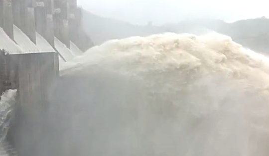 Hạ du đang ngập, thượng nguồn mưa lớn, nhiều thủy điện ở Đà Nẵng tăng xả lũ