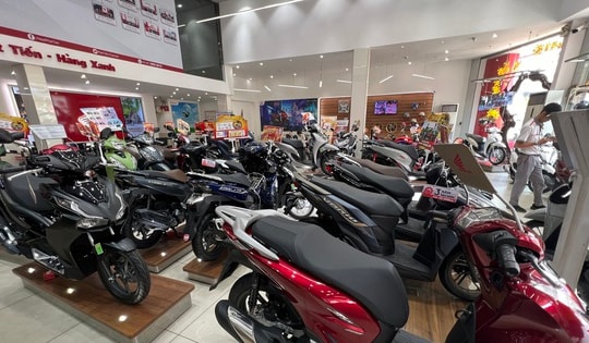 Qua thời hoàng kim, đại lý xe máy chật vật rao bán từng chiếc