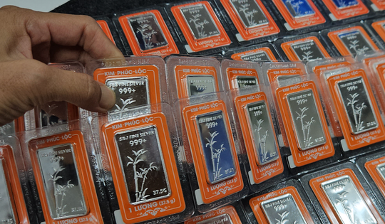 Giá bạc lao dốc rồi bật tăng, chuyên gia nêu lý do "không nên mua thêm"