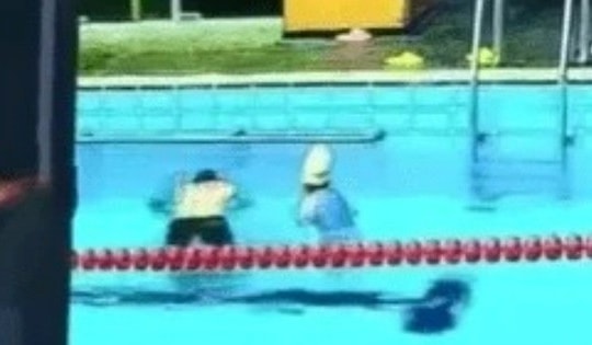 Người đàn ông 36 tuổi gãy đốt sống cổ, tử vong khi dạy con gái tập bơi