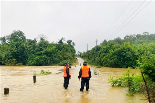 Bộ đội Biên phòng hỗ trợ nhân dân khu vực biên giới ứng phó mưa lũ