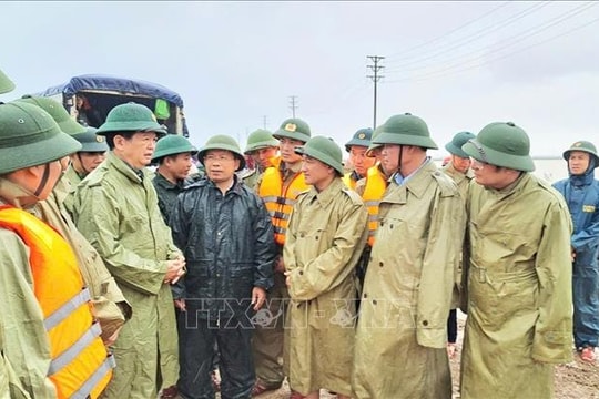 Phó Thủ tướng Mai Văn Chính trực tiếp thăm hỏi đồng bào vùng ngập nặng tại Hà Tĩnh