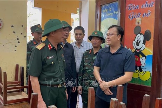 Động viên cán bộ, chiến sĩ tích cực hỗ trợ người dân vùng ngập lụt