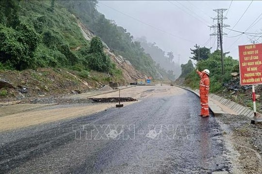 Thêm gần 170.000 khách hàng miền Trung được cấp điện trở lại sau lũ