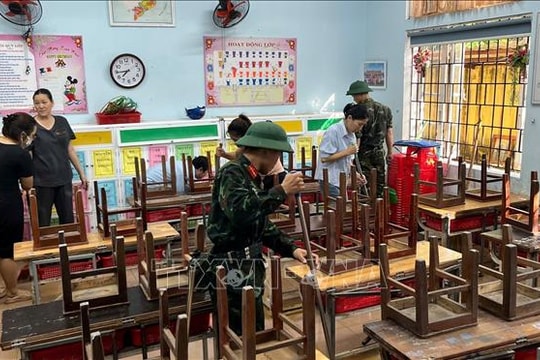 Huế: Khẩn trương vệ sinh trường lớp để 'nước rút đến đâu, bùn hết đến đó'