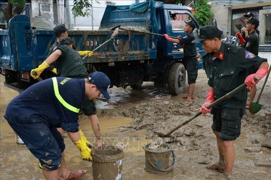 Chi viện hỗ trợ thành phố Huế khắc phục hậu quả mưa lũ