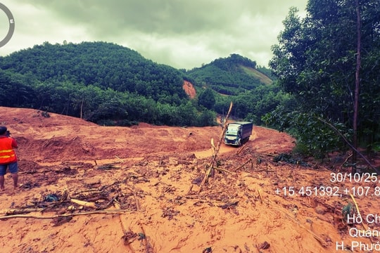 Thông xe đường Hồ Chí Minh qua đèo Lò Xo sau mưa lũ