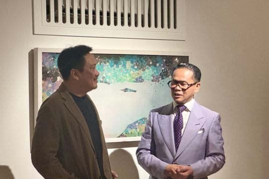 'Lụa là' - nơi ánh sáng và cảm xúc hóa thân trong tranh Bùi Tiến Tuấn