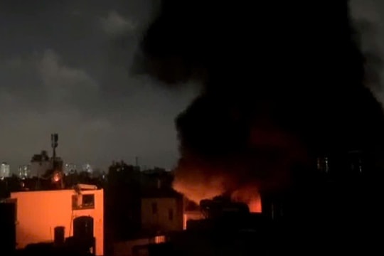 TP Hồ Chí Minh: Cháy lớn kho chứa bao bì nhựa, khói đen bao trùm khu dân cư