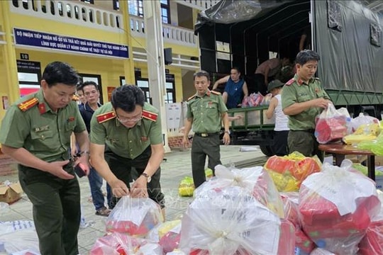 Bộ Công an gửi 30 tấn hàng hóa tiếp sức người dân vùng ngập lụt Huế