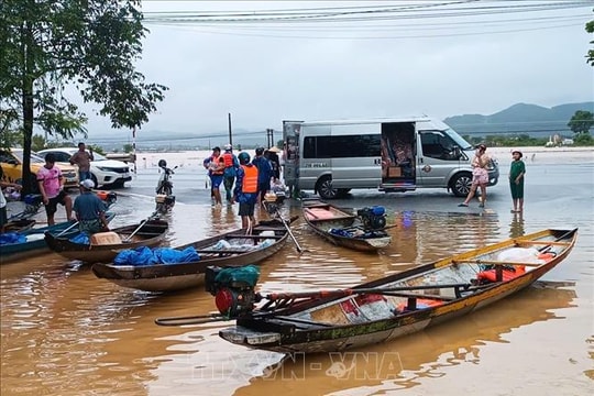 Hàng trăm trang thiết bị cứu sinh đã vận chuyển vào 'rốn lũ' tại Huế và Đà Nẵng