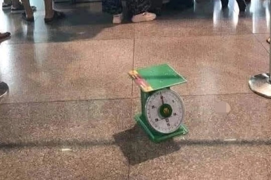 Tranh cãi chiếc cân "kém sang" ở sân bay