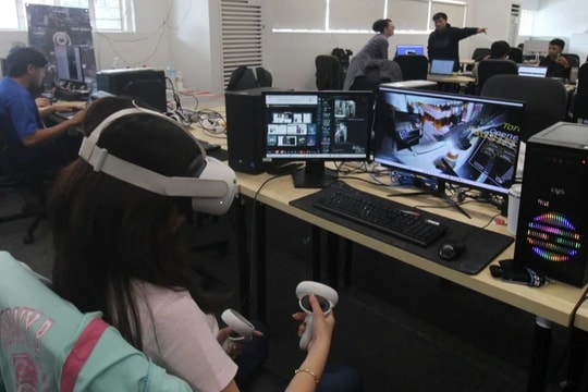 Nhân viên ngồi một chỗ, vận hành cửa hàng tiện lợi cách xa 3.000km