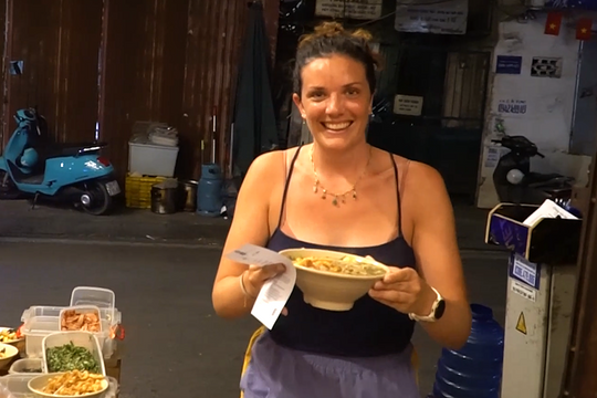 Khách nước ngoài ăn chay vỉa hè, tự phục vụ ở phố cổ Hà Nội