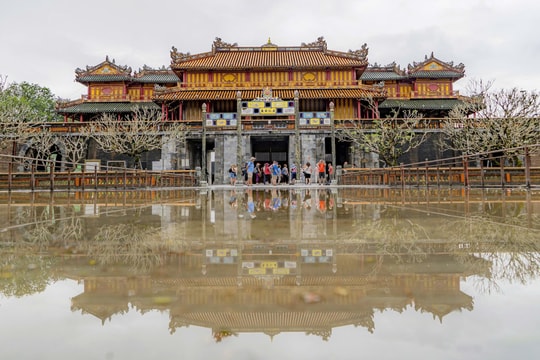 Du khách tham quan trở lại Kinh thành Huế sau 4 ngày bị lũ bủa vây