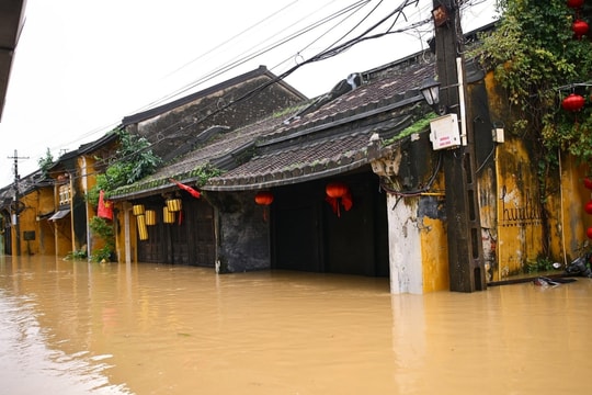 Đêm chạy lũ giữ hàng hóa, tài sản của chủ hàng quán ở Hội An