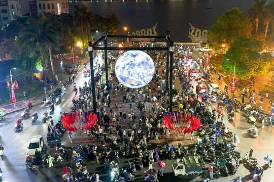 Khách đổ xô check in quả cầu lơ lửng ở Hồ Tây