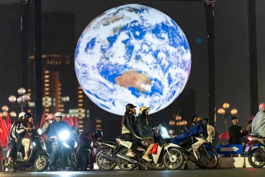 Đông nghịt người đội mưa chụp ảnh quả cầu lơ lửng ở Hồ Tây