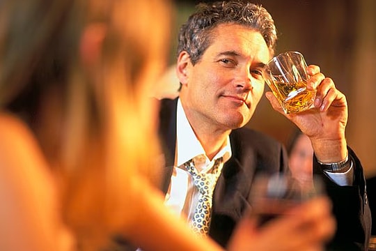 Bi kịch 'trâu già gặm cỏ non'