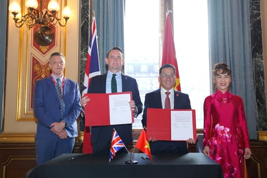 Vietjet ký hợp đồng 3,8 tỷ USD mua động cơ Rolls-Royce Trent 7000