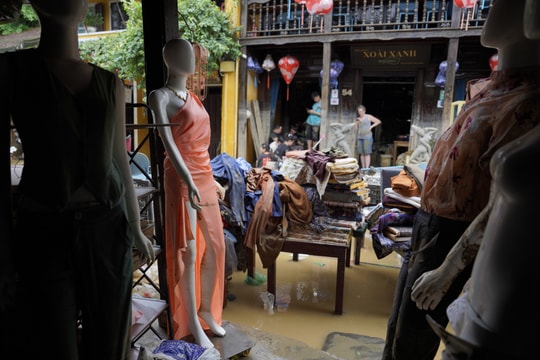 Hàng hoá ngâm bùn non sau lũ ở phố cổ Hội An