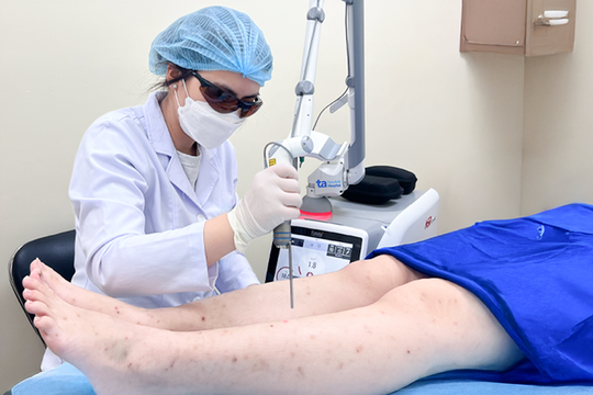 Chữa sẹo mụn trên cơ thể thiếu nữ