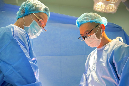 6 năm không dám soi gương vì nẹp vít lòi ra khỏi mặt