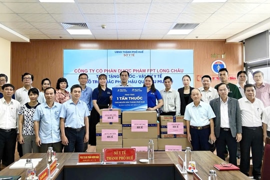 Long Châu trao người vùng lũ Huế một tấn thuốc, vật tư y tế