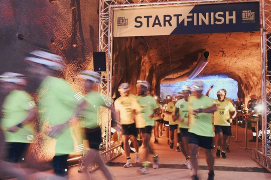 55 runner chạy marathon ở độ sâu 1.120 mét