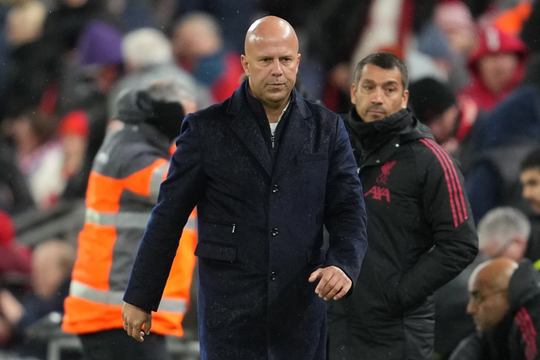 Redknapp: 'Slot phàn nàn nhiều khiến Liverpool mất tự tin'