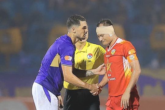 Cựu tuyển thủ Việt Nam bị giẫm rách tai ở V-League