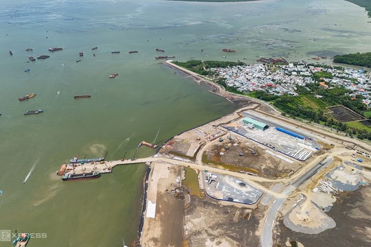 Thu ngân sách TP HCM vượt cùng kỳ nhờ đất đai