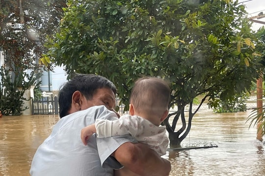 Trận lụt sông Thu Bồn thách thức kiên nhẫn tuổi già của ba má tôi