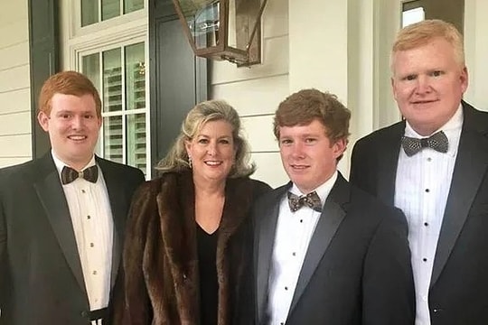 Lòng tham hủy diệt gia đình luật sư quyền thế