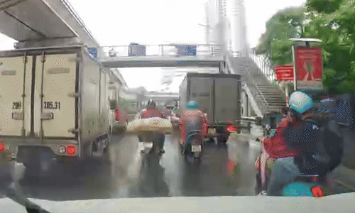 Mải dùng điện thoại, người đàn ông đi xe máy ngã lăn ra đường