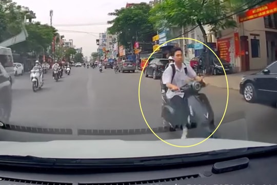 Cậu bé lao xe máy như gió đối đầu ôtô