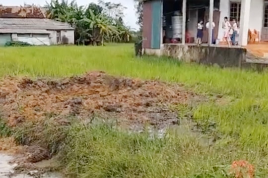 Vụ nổ trên ruộng lúa ở Quảng Trị