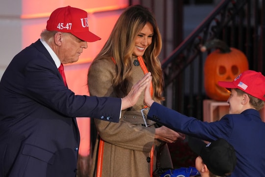 Vợ chồng ông Trump phát kẹo Halloween cho trẻ em ở Nhà Trắng