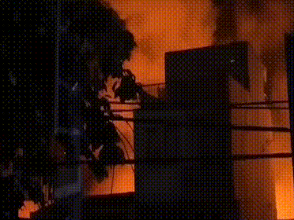 Kho phế liệu cháy ngùn ngụt trong khu dân cư ở TP HCM