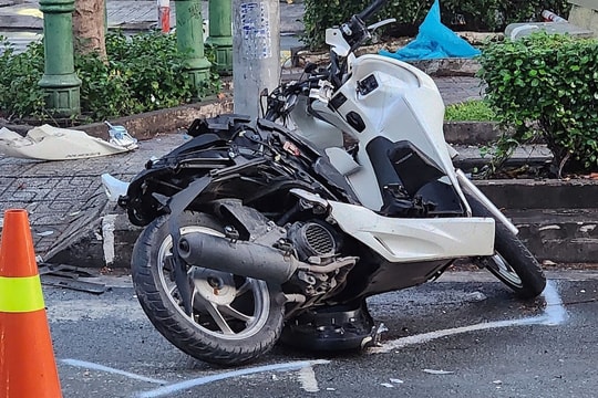 Hai nạn nhân văng hơn chục mét sau tai nạn ở TP HCM