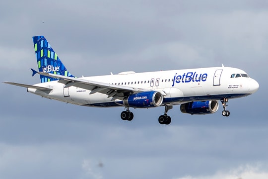 Máy bay Mỹ gặp sự cố, giảm độ cao hơn 5.000 m trong 5 phút