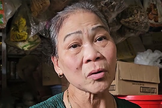 Ba ngày mắc kẹt trong chợ do lũ bủa vây