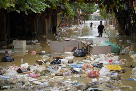 Phố cổ Hội An ngổn ngang sau lũ lịch sử