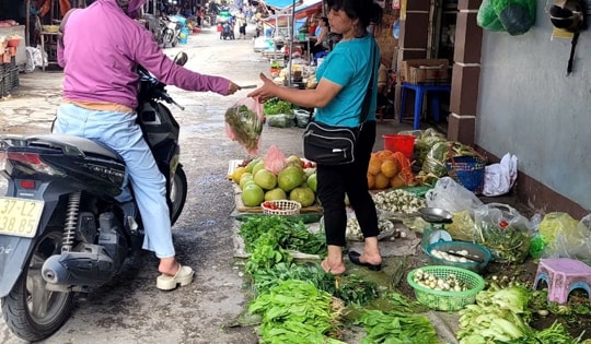 Miền Bắc vẫn khan hiếm rau xanh ở chợ